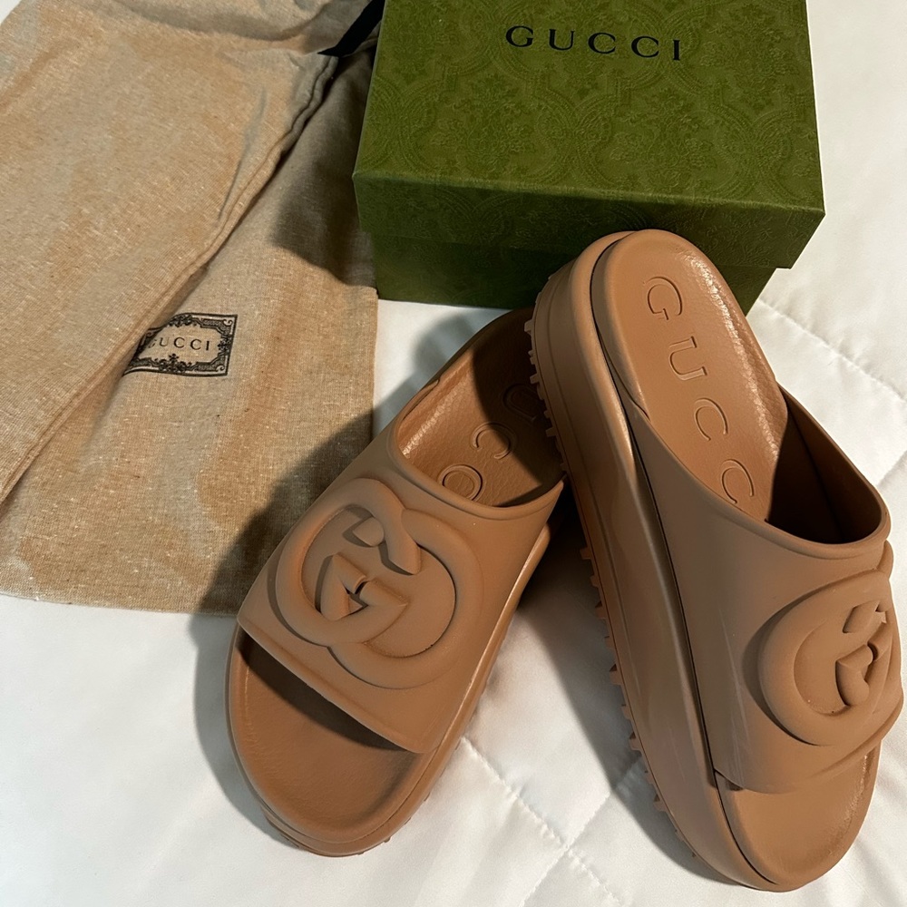 Gucci Women’s Interlocking G Slide Sandal